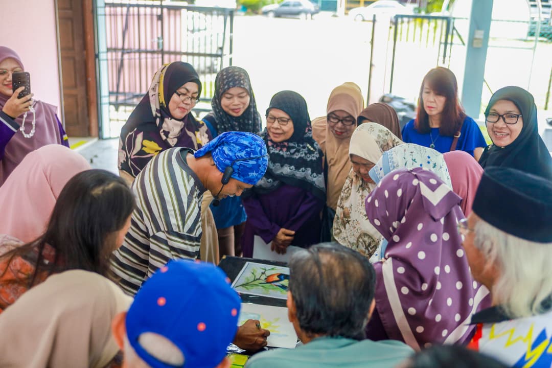 Seniors guided through a watercolour session at Dewan Komuniti Taman Meru 2B